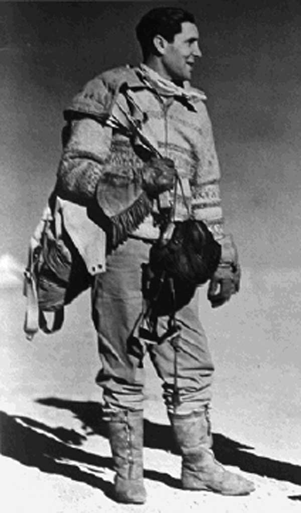 John Fylton Mackie in the desert. Check out his gear !