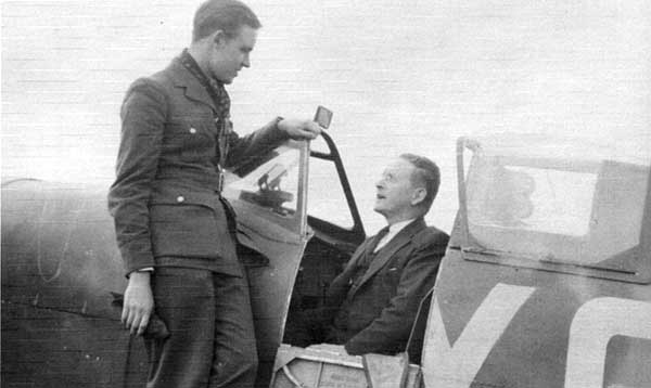 Don Morrison (left) talks with Bert Wemp, editor of the Toronto Telegram & a WW1 DFC winner